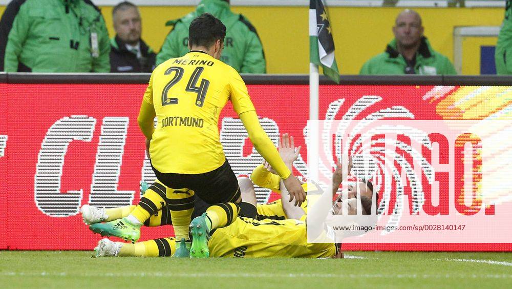 Mönchengladbach, Borussiapark, 22.04.17: Tor zum 3:2, Torschütze Raphael Guerreiro (Borussia Dortmund) (M) jubelt mit Gonzalo Castro (Borussia Dortmund) und Merino (24) im Spiel der 1. Bundesliga zwischen Borussia Mönchengladbach vs. Borussia Dortmund in der Saison 2016 2017.