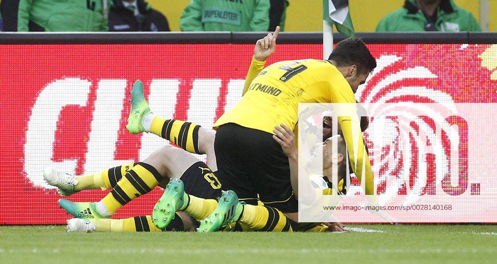 Mönchengladbach, Borussiapark, 22.04.17: Tor zum 3:2, Torschütze Raphael Guerreiro (Borussia Dortmund) (M) jubelt mit Gonzalo Castro (Borussia Dortmund) und Merino (L) im Spiel der 1. Bundesliga zwischen Borussia Mönchengladbach vs. Borussia Dortmund in der Saison 2016 2017.