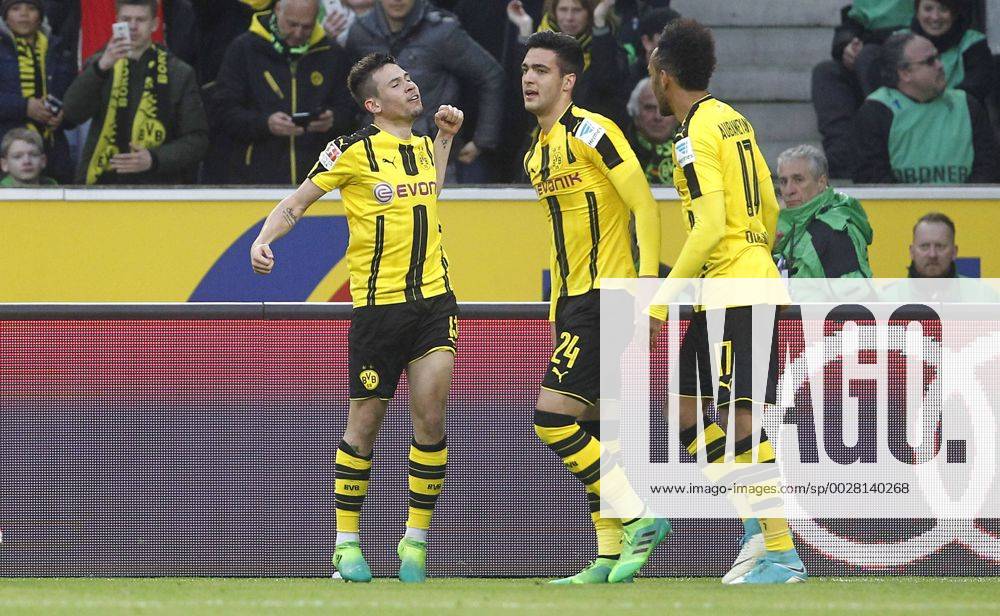 Mönchengladbach, Borussiapark, 22.04.17: Tor zum 3:2, Torschütze Raphael Guerreiro (Borussia Dortmund) (L) jubelt im Spiel der 1. Bundesliga zwischen Borussia Mönchengladbach vs. Borussia Dortmund in der Saison 2016 2017.