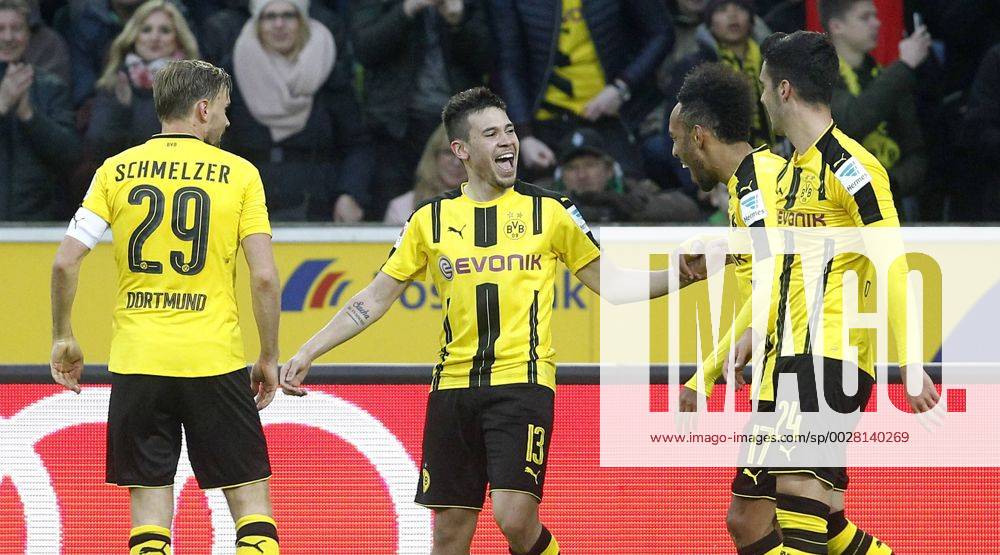 Mönchengladbach, Borussiapark, 22.04.17: Tor zum 3:2, Torschütze Raphael Guerreiro (Borussia Dortmund) (M) jubelt mit Pierre-Emerick Aubameyang (Borussia Dortmund) (R) im Spiel der 1. Bundesliga zwischen Borussia Mönchengladbach vs. Borussia Dortmund in der Saison 2016 2017.