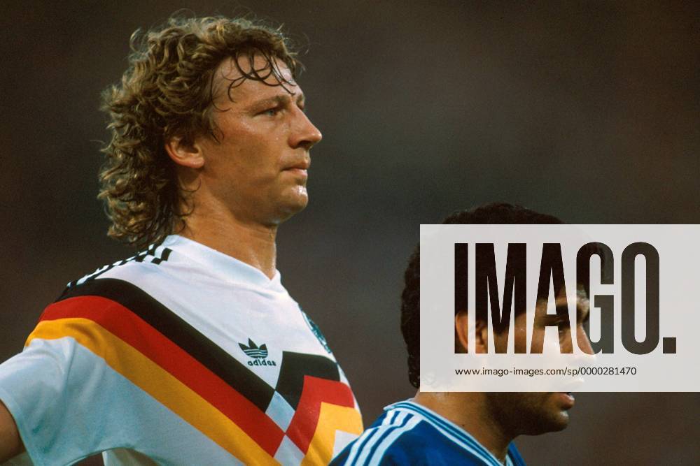 Guido Buchwald (Deutschland, li.) war im WM-Finale stets an der Seite von Diego Armando Maradona (Argentinien) Fußball WM Herren Weltmeisterschaft 1990, Finale, Länderspiel, Nationalmannschaft, Nationalteam, Nationaltrikot Gruppe Stadio Olimpico, Olympiastadion Rom