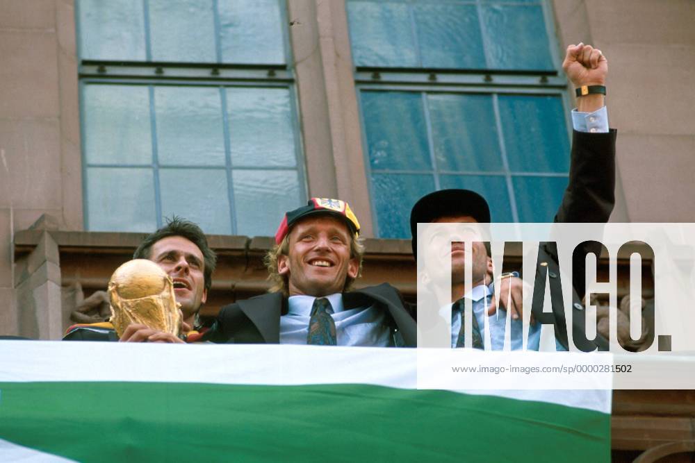 Deutschland ist Weltmeister! V. re.: Lothar Matthäus, Andreas Brehme und Pierre Littbarski präsentieren den WM-Pokal auf dem Balkon des Frankfurter Römer Fußball Herren Nationalmannschaft 1990, Nationalteam, Weltmeisterempfang, Nationalmannschaftsempfang, Empfang Gruppe Frankfurter Römer (Rathaus) Frankfurt M. Freude,