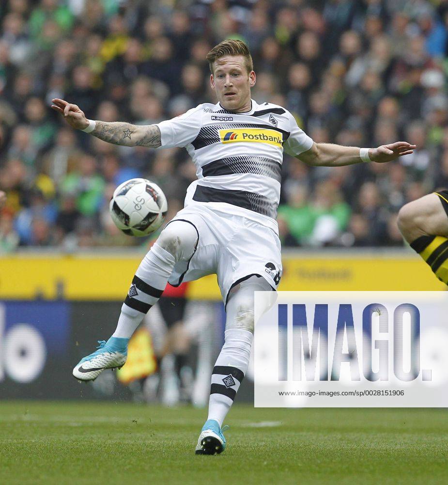 Mönchengladbach, Borussiapark, 22.04.17: Andre Hahn (Bor. Moenchengladbach) am Ball im Spiel der 1. Bundesliga zwischen Borussia Mönchengladbach vs. Borussia Dortmund in der Saison 2016 2017.
