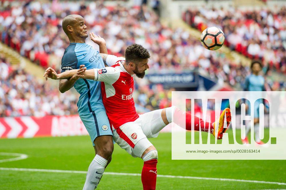 Vincent Kompany of Manchester City and Olivier Giroud of Arsenal during the The FA Cup Semi Final match between Arsenal and Manchester City at Wembley Stadium, London, England on 23 April 2017.