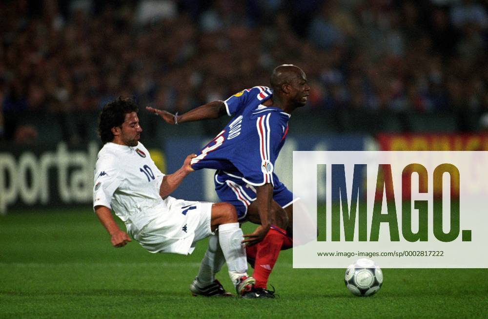 Fußball, EM Finale 2000 in Rotterdam, Frankreich - Italien 2-1 n.V. Alessandro del Piero (Italien, li.) gegen Sylvain Wiltord (Frankreich) - Fußball Länderspiel Herren EM 2000, Nationalmannschaft, Nationaltrikot, Finale, Endspiel, Frankreich - Italien 2:1 n.V. Gruppe Rotterdam Dynamik, Kampf, Fußball Länderspiel Herren EM 2000, Nationalmannschaft, Nationaltrikot, Finale, Endspiel, Frankreich - Italien 2:1 n.V. Gruppe Rotterdam Dynamik, Kampf,