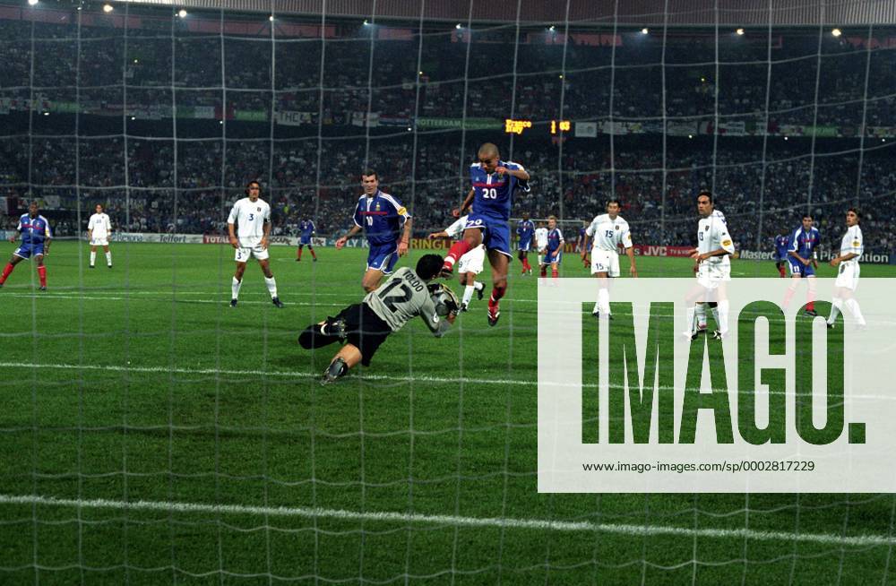 Fußball, EM Finale 2000 in Rotterdam, Frankreich - Italien 2-1 n.V. Torwart Francesco Toldo (Italien) fängt den Ball vor David Trezeguet (Mitte), daneben schaut Zinedine Zidane (beide Frankreich, 3.v.li.) zu - Fußball Länderspiel Herren EM 2000, Nationalmannschaft, Nationaltrikot, Finale, Endspiel, Frankreich - Italien 2:1 n.V. Totale Rotterdam Abwehr, Dynamik, Fußball Länderspiel Herren EM 2000, Nationalmannschaft, Nationaltrikot, Finale, Endspiel, Frankreich - Italien 2:1 n.V. Totale Rotterdam Abwehr, Dynamik,