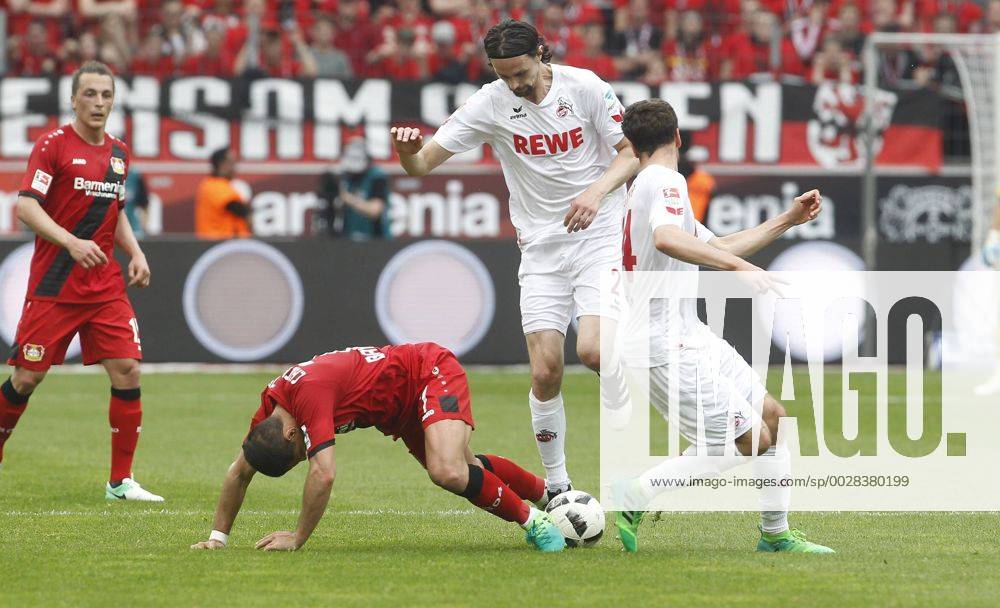 Leverkusen, Bayarena, 13.05.17: Javier Hernandez Chicharito (Bayer 04 Leverkusen) (L) gegen Neven Subotic (1.FC Köln) (M) und Jonas Hector (1.FC Köln) im Spiel der 1. Bundesliga zwischen Bayer 04 Leverkusen vs. 1.FC Köln in der Saison 2016 2017.