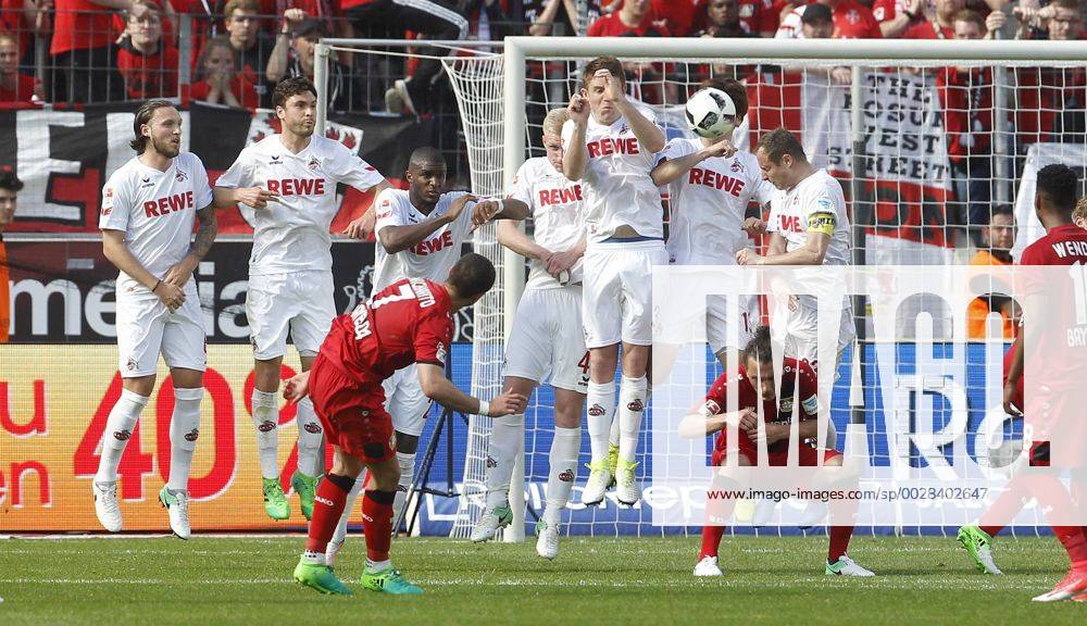 Leverkusen, Bayarena, 13.05.17: Javier Hernandez Chicharito (Bayer 04 Leverkusen) mit einem Freistoß über die Kölner Mauer im Spiel der 1. Bundesliga zwischen Bayer 04 Leverkusen vs. 1.FC Köln in der Saison 2016 2017.
