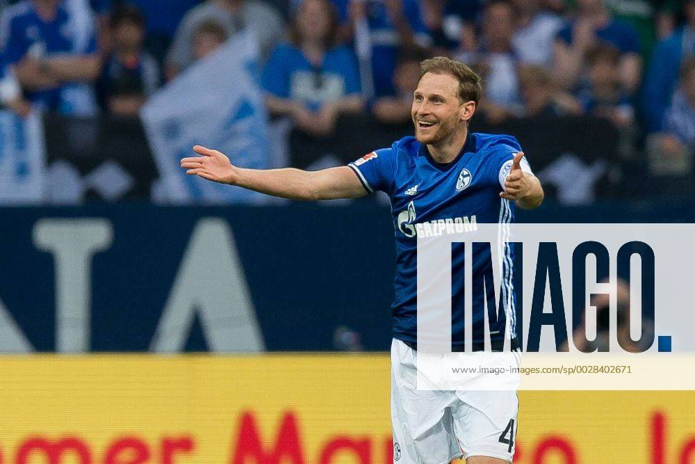 Gelsenkirchen, Germany 13.05.2017, 1. Bundesliga 32. Spieltag, FC Schalke 04 - Hambuger SV, Benedikt Hoewedes (S04) gestikuliert ( DeFodi001