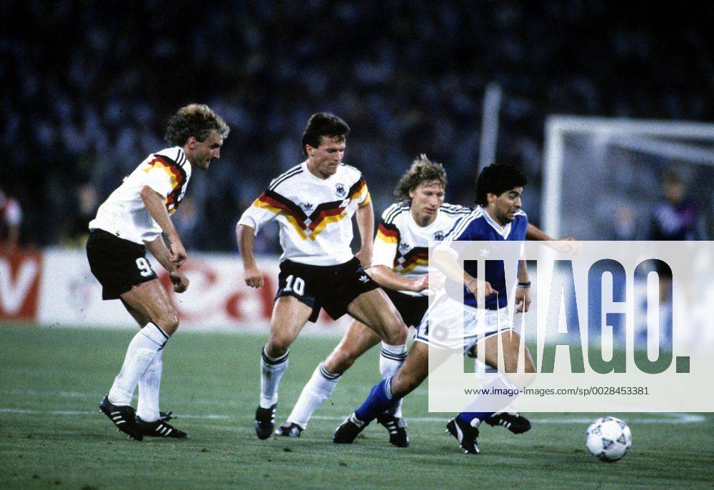 Fussball Weltmeisterschaft 1990: Endspiel Deutschland-Argentinien in Rom. Maradona im Zweikampf mit Voeller,Matthaeus und Buchwald. HM