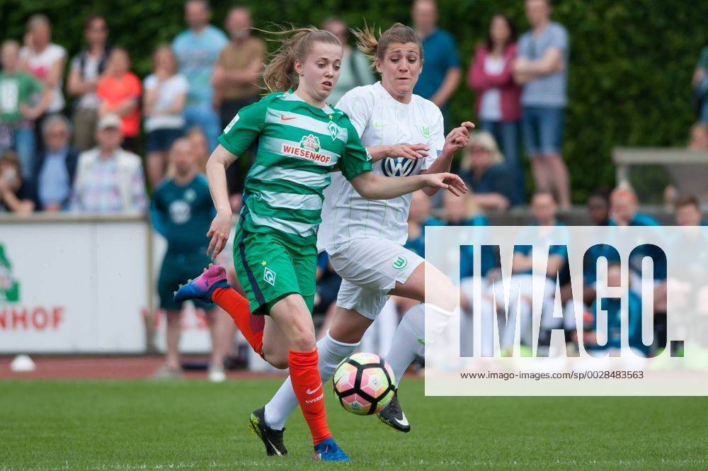 V.li.: Nina Lührßen (Luehrssen, SV Werder Bremen, 4) im Laufduell, Zweikampf, Duell mit Luisa Wensing (VfL Wolfsburg II, 6), Fussball, 2. Frauen-Bundesliga Nord, SV Werder Bremen - VfL Wolfsburg II,