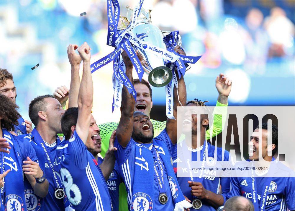 May 21st 2017, Stamford Bridge, Chelsea, London, England; EPL Premier league football, Chelsea FC versus Sunderland; Victor Moses of Chelsea lifts the 2016 17 Premier League trophy PatrickxFletcherx ActionPlus11882915