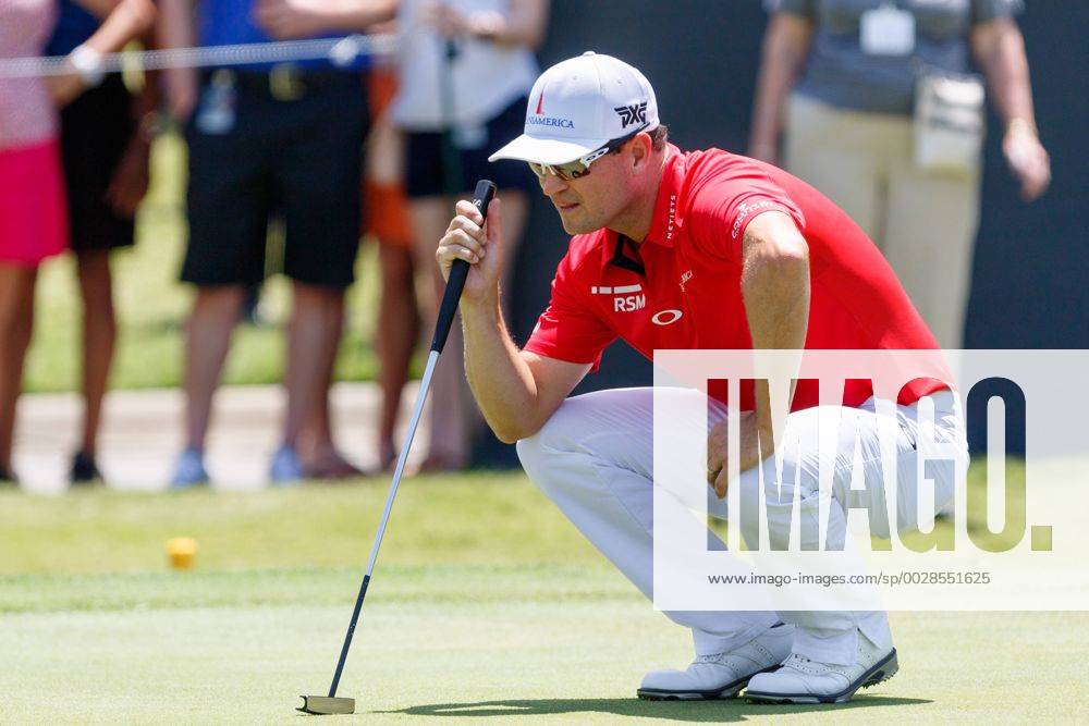 FORT WORTH, TX - MAY 26: Zach Johnson lines up his putt on 9 during the second round of the Dean & Deluca Invitational on May 26, 2017 at Colonial Country Club in Fort Worth, TX (Photo by Andrew Dieb Icon Sportswire) GOLF: MAY 26 PGA Golf Herren - DEAN & DELUCA Invitational - Second Round Icon1705266212