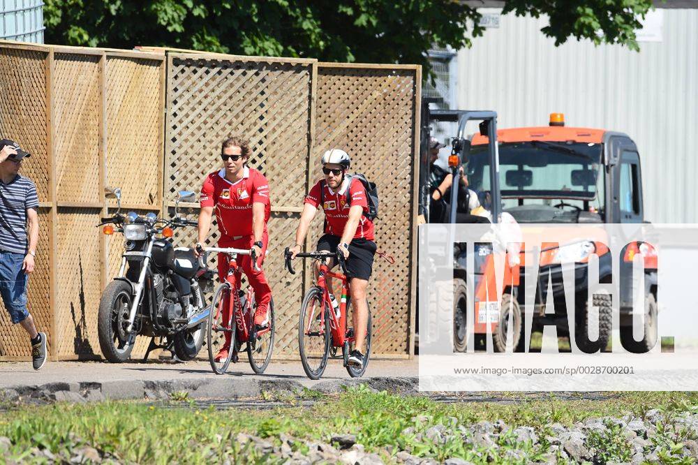 Sebastian Vettel (Scuderia Ferrari) kommt mit dem Fahrrad an die Strecke, Grosser Preis von Kanada 2017, Freies Training, Motorsport, Formel 1, 09.06.2017, Montreal