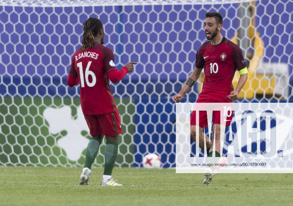 (R-L) Bruno Fernandes, Renato Sanches (POR), JUNE 17, 2017 - Football Soccer : Bruno Fernandes of Portugal celebrates after scoring their 2nd goal during the UEFA Under-21 Championship Poland 2017 Group B match between Portugal 2-0 Serbia at Kompleks Sportowy Zawisza in Bydgoszcz, Poland. NOxTHIRDxPARTYxSALES. (ptmb109640)