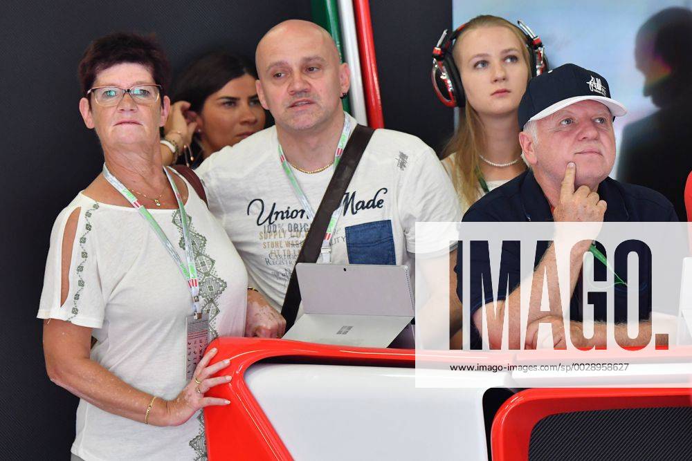 Heike (li) und Norbert VETTEL (re,Eltern von Sebastian VETTEL) in der Box. Formel 1:GP von Oesterreich,1.Training. Red Bull Ring Zeltweg,Spielberg,Saison 2017,am 07.07.2017.