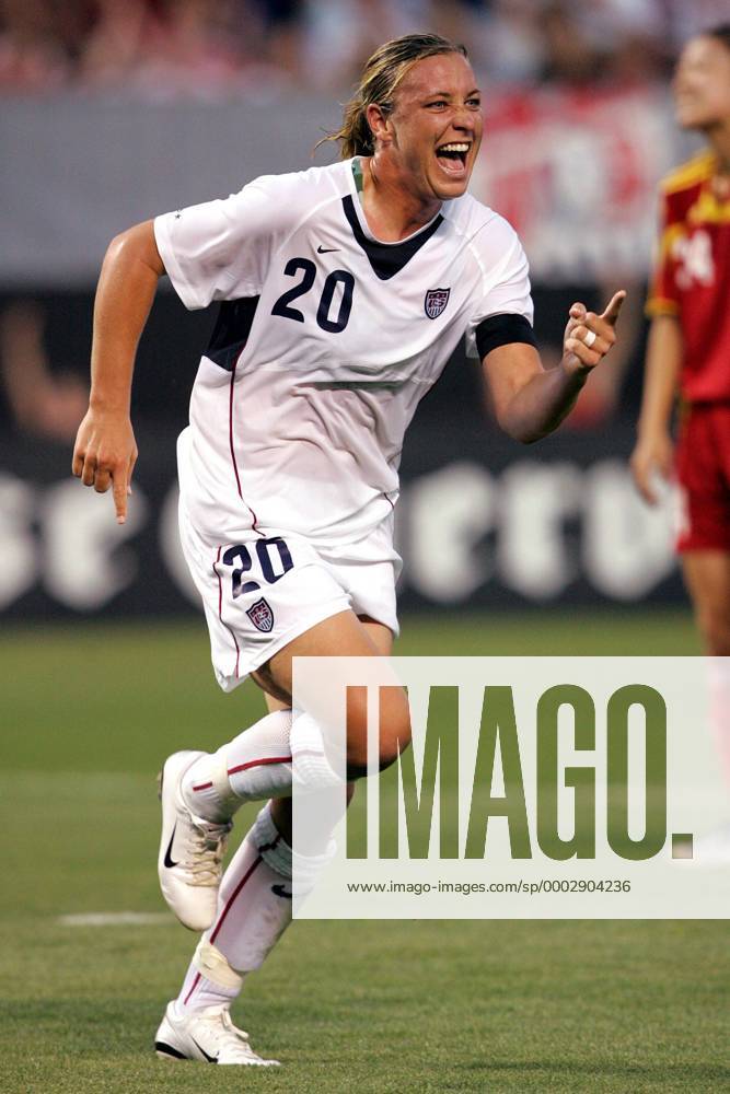 Abby Wambach (USA) - Torjubel - (Icon918b0015) Fußball Länderspiel Damen Freundschaftsspiel 2007, Nationaltrikot, Nationalteam, Frauen, Frauenfußball, Test, Testspiel Einzelbild USA - China 2:0 Cleveland Freude, Begeisterung, Fußball Länderspiel Damen Freundschaftsspiel 2007, Nationaltrikot, Nationalteam, Frauen, Frauenfußball, Test, Testspiel Einzelbild USA - China 2:0 Cleveland Freude, Begeisterung,
