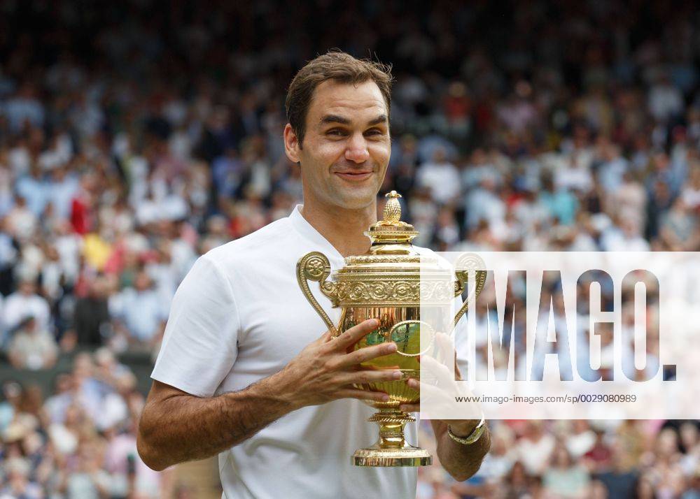 Wimbledon, Roger Federer gewinnt 19. Grand Slam-Turnier Sieger ROGER FEDERER (SUI) mit dem Pokal,Siegerehrung,Praesentation, Endspiel, Final Tennis - Wimbledon 2016 - Grand Slam ITF ATP Tennis Herren WTA Tennis Damen - AELTC - London - - Great Britain