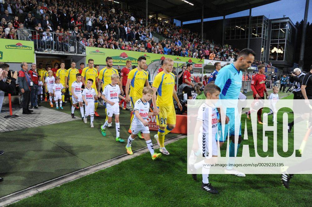 SC Freiburg vs NK Domžale Domzale Freiburg, Schwarzwald Stadion, 27.7.2017 Fu?ball, UEFA; Europa-League-Qualifikation; Saison 2017-2018 Einlaufen der Mannschaften mit Kinder, vorne NK Domzale Foto- und alle