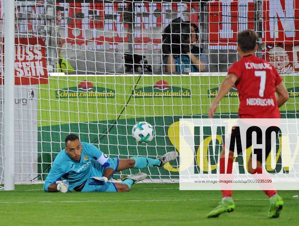 SC Freiburg vs NK Dom?ale Domzale Freiburg, Schwarzwald Stadion, 27.7.2017 Fußball, UEFA; Europa-League-Qualifikation; Saison 2017-2018 Dejan Milic, Domzale; Florian NIEDERLECHNER, SC Freiburg Foto- und alle