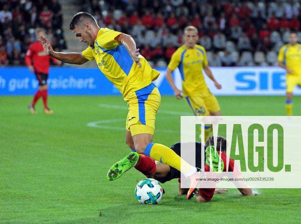 SC Freiburg vs NK Dom?ale Domzale Freiburg, Schwarzwald Stadion, 27.7.2017 Fußball, UEFA; Europa-League-Qualifikation; Saison 2017-2018 Lovro Bizjak, Domzale - Florian Niederlechner, SC Freiburg Foto- und alle