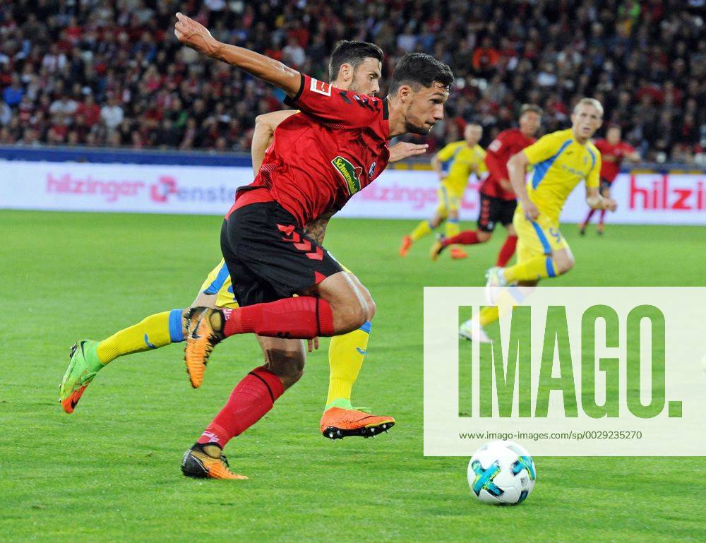 SC Freiburg vs NK Dom?ale Domzale Freiburg, Schwarzwald Stadion, 27.7.2017 Fußball, UEFA; Europa-League-Qualifikation; Saison 2017-2018 Tim KLEINDIENST, SC Freiburg dahinter Amedej Vetrih, Domzale Foto- und alle