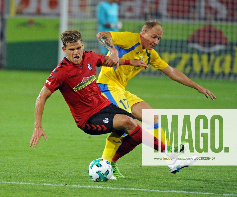 SC Freiburg vs NK Dom?ale Domzale Freiburg, Schwarzwald Stadion, 27.7.2017 Fußball, UEFA; Europa-League-Qualifikation; Saison 2017-2018 Florian NIEDERLECHNER, SC Freiburg; Senijad Ibricic, Domzale Foto- und alle