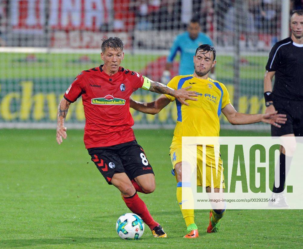 SC Freiburg vs NK Dom?ale Domzale Freiburg, Schwarzwald Stadion, 27.7.2017 Fußball, UEFA; Europa-League-Qualifikation; Saison 2017-2018 Mike FRANTZ, SC Freiburg; Amedej Vetrih, Domzale Foto- und alle