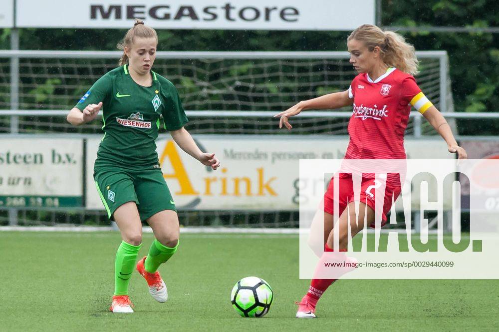 V.li.: Nina Lührßen (Luehrssen, SV Werder Bremen, 4) im Zweikampf, Duell mit Maud Roetgering (FC Twente Enschede, 2), Fussball, Frauen-Testspiel, FC Twente Enschede - SV Werder Bremen,