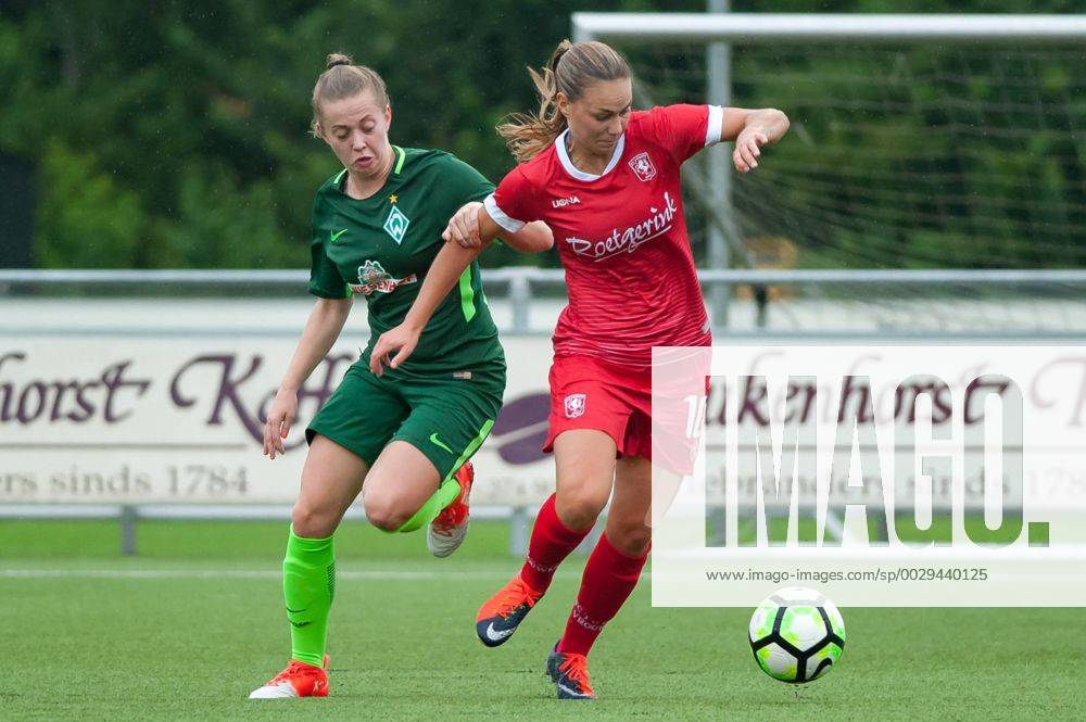 V.li.: Nina Lührßen (Luehrssen, SV Werder Bremen, 4) im Zweikampf, Duell mit Jassina Blom (FC Twente Enschede, 10), Fussball, Frauen-Testspiel, FC Twente Enschede - SV Werder Bremen,