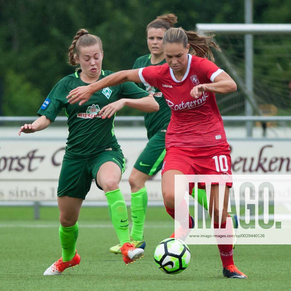V.li.: Nina Lührßen (Luehrssen, SV Werder Bremen, 4) im Zweikampf, Duell mit Jassina Blom (FC Twente Enschede, 10), Fussball, Frauen-Testspiel, FC Twente Enschede - SV Werder Bremen,