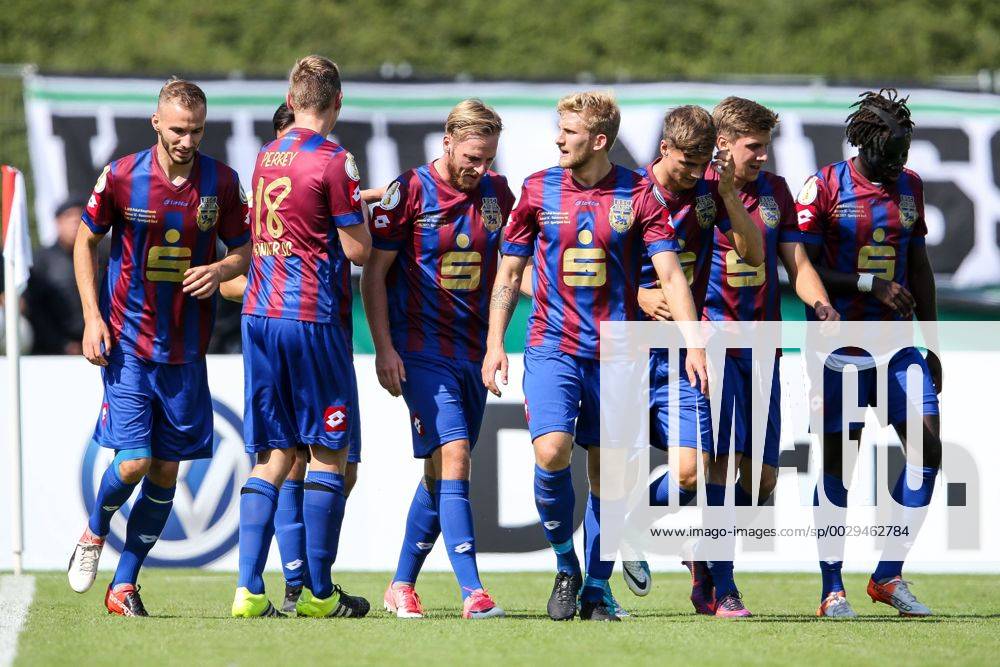 Vl. Lars Lokotsch (Bonner SC, 8) erzielt das Tor zum 1:0, Bonner SC - Hannover 96 Bonn