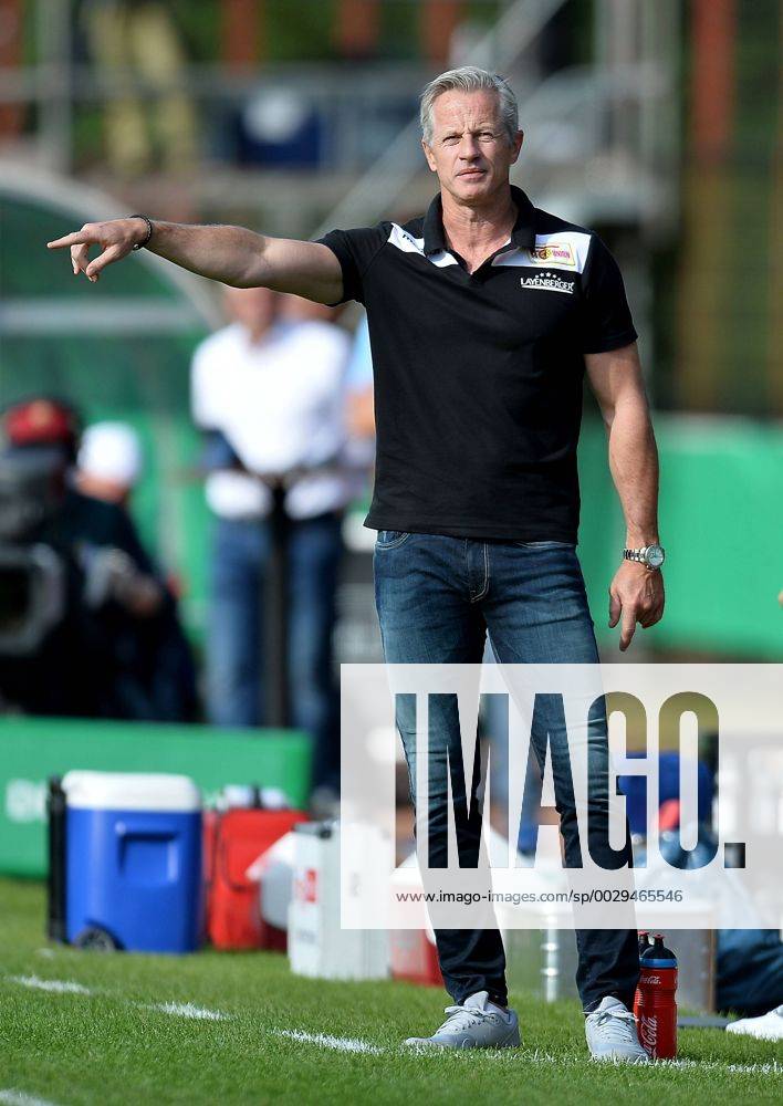 Fussball DFB Pokal 1. Runde, 1. FC Saarbruecken - 1.FC Union Berlin,, v.l. Trainer Jens Keller (1. FC Union Berlin) gibt Anweisungen, gestikuliert, mit den Armen gestikulieren gives instructions, gesticulate, gesticolando. Saarbruecken