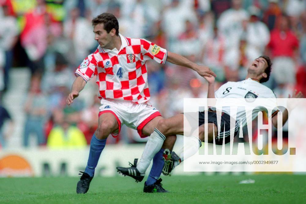 Igor Stimac (Kroatien, li.) bringt Mehmet Scholl (Deutschland) zu Fall Fußball Länderspiel Herren EM 1996, Nationalmannschaft, Nationaltrikot Viertelfinale, Deutschland - Kroatien 2:1, Vneg Gruppe Manchester Dynamik, Kampf, Fußball Länderspiel Herren EM 1996, Nationalmannschaft, Nationaltrikot Viertelfinale, Deutschland - Kroatien 2:1, Vneg Gruppe Manchester Dynamik, Kampf,