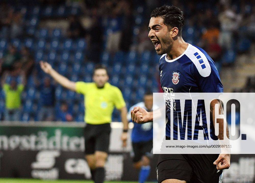 Fussball Regionalliga Suedwest, FSV Frankfurt - TuS Koblenz v.l. celebrate the goal, Torjubel zum 1:0 für Frankfurt Torschütze Maziar Namavizadeh (FSV Frankfurt) Frankfurt Hessen Deutschland