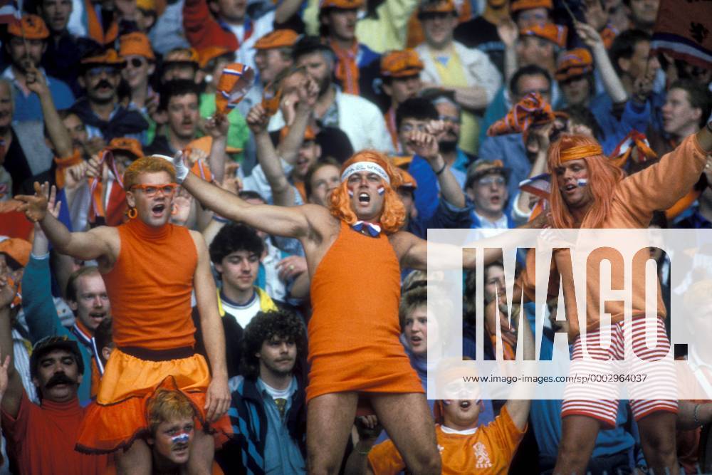 Extrovertierte niederländische Fans in komischen Kostümen feuern lautstark ihr Team an Fußball Länderspiel Herren EM 1988, Nationalmannschaft, Gruppe B, Niederlande, niederländisch niederländischer Gruppe Köln Komik, Fußball Länderspiel Herren EM 1988, Nationalmannschaft, Gruppe B, Niederlande, niederländisch niederländischer Gruppe Köln Komik,