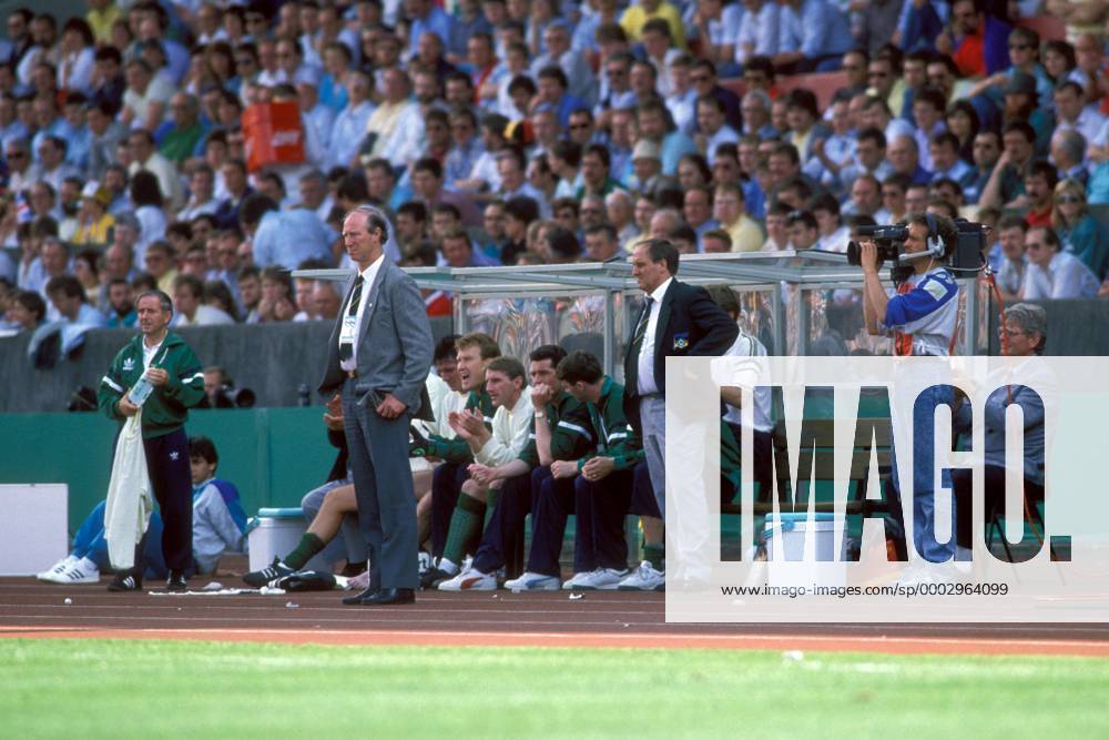 Nationaltrainer Jack Charlton (Irland, Mitte) verfolgt im Stehen vor der Trainerbank das Spielgeschehen Fußball Länderspiel Herren EM 1988, Nationalmannschaft, Gruppe B Totale Stuttgart Fußball Länderspiel Herren EM 1988, Nationalmannschaft, Gruppe B Totale Stuttgart