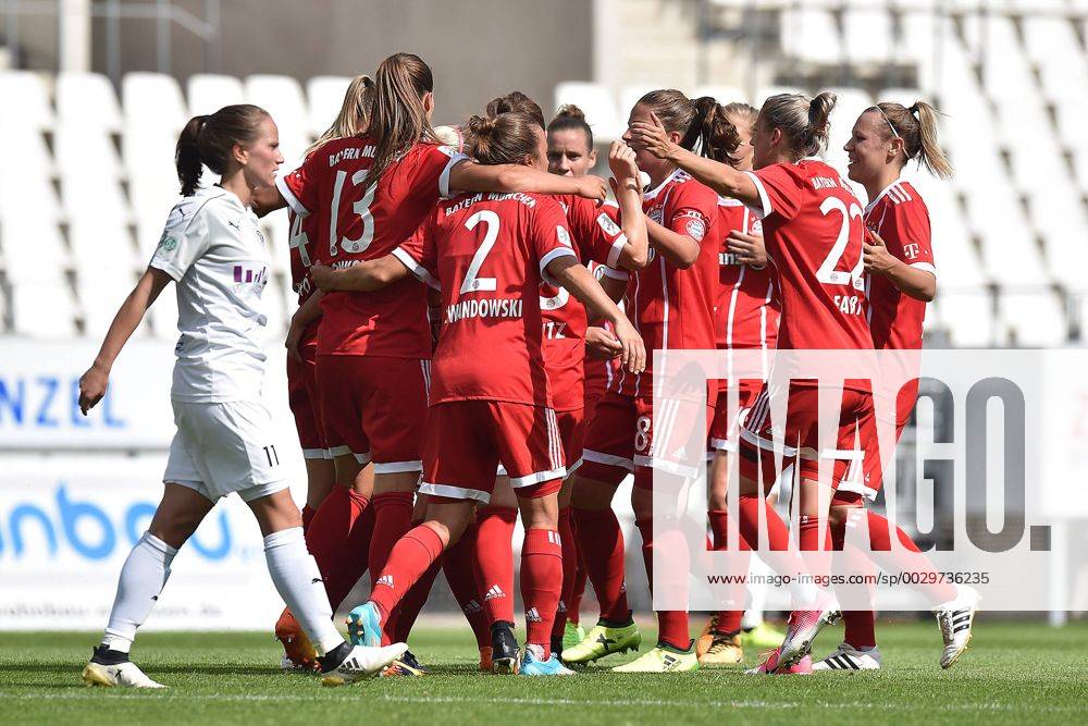 Fußball Allianz Frauen-Bundesliga 1. Spieltag SGS Essen - Bayern München am 02.09.2017 im Stadion Essen in Essen Torjubel zum 0:1 durch Mandy Islacker ( München ) xRx