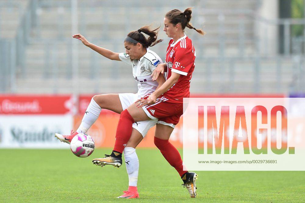 Fußball Allianz Frauen-Bundesliga 1. Spieltag SGS Essen - Bayern München am 02.09.2017 im Stadion Essen in Essen Manjou Wilde ( Essen ), links - Sara Däbritz ( München ), rechts xRx
