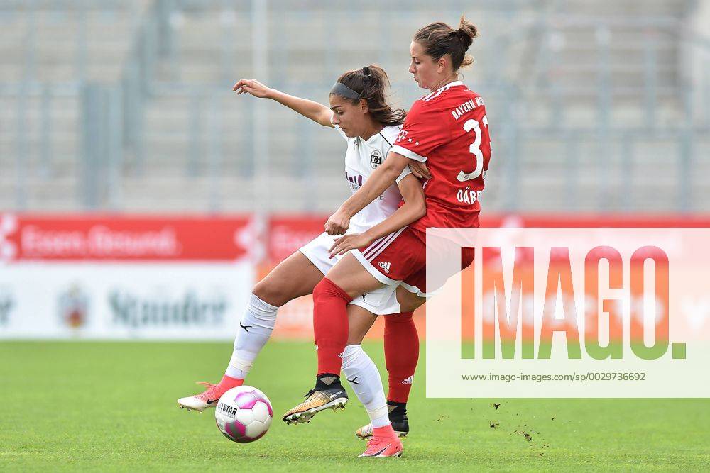 Fußball Allianz Frauen-Bundesliga 1. Spieltag SGS Essen - Bayern München am 02.09.2017 im Stadion Essen in Essen Manjou Wilde ( Essen ), links - Sara Däbritz ( München ), rechts xRx