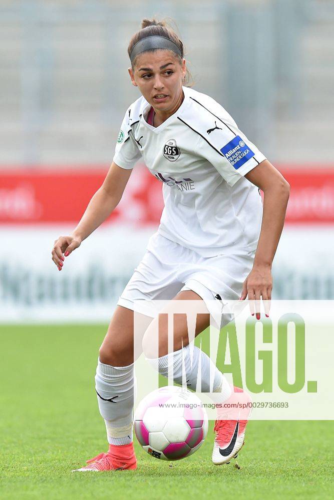 Fußball Allianz Frauen-Bundesliga 1. Spieltag SGS Essen - Bayern München am 02.09.2017 im Stadion Essen in Essen Manjou Wilde ( Essen ) xRx