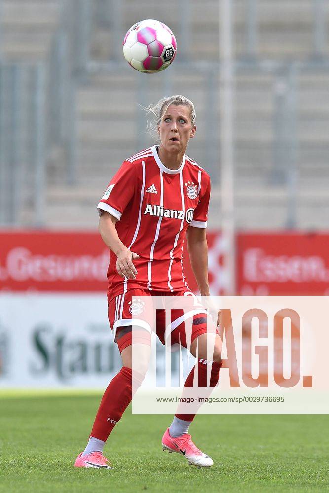 Fußball Allianz Frauen-Bundesliga 1. Spieltag SGS Essen - Bayern München am 02.09.2017 im Stadion Essen in Essen Verena Faißt ( München ) xRx