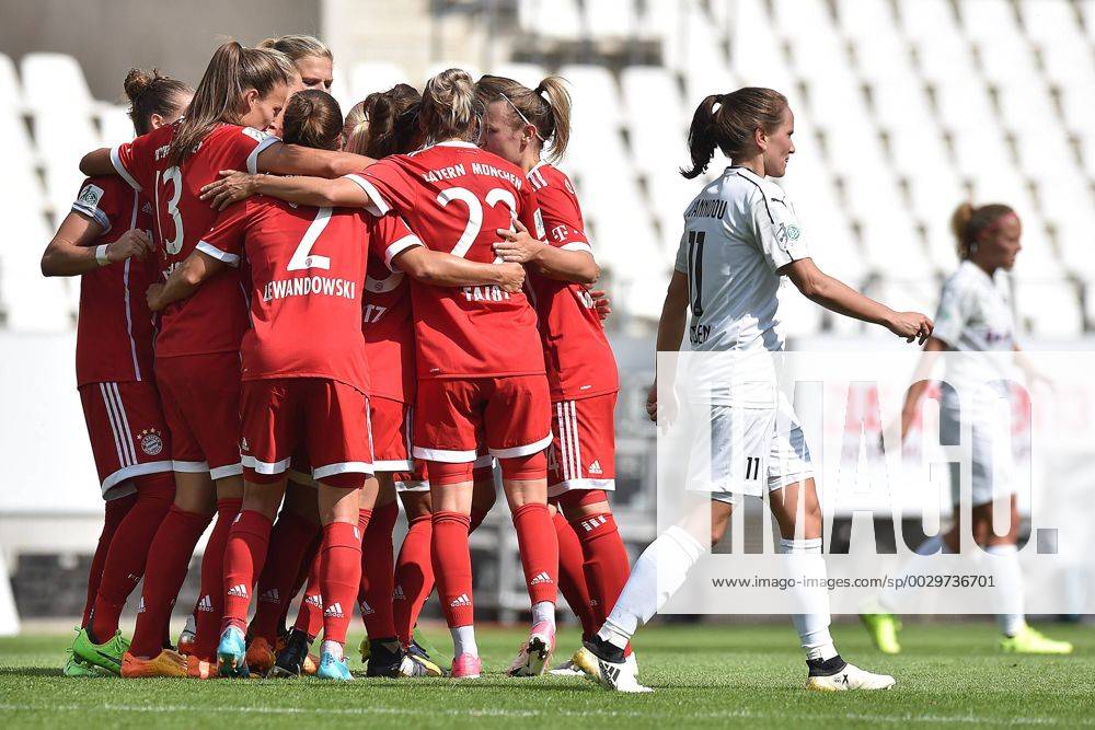 Fußball Allianz Frauen-Bundesliga 1. Spieltag SGS Essen - Bayern München am 02.09.2017 im Stadion Essen in Essen Torjubel zum 0:1 durch Mandy Islacker ( München ) xRx