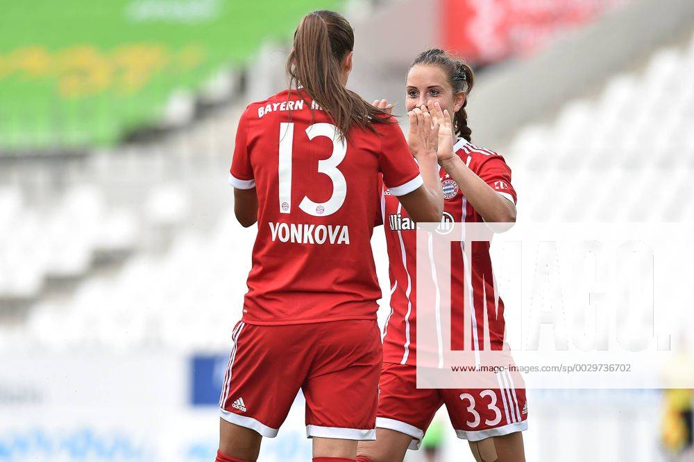 Fußball Allianz Frauen-Bundesliga 1. Spieltag SGS Essen - Bayern München am 02.09.2017 im Stadion Essen in Essen Torjubel zum 0:2 durch Lucie Vonkova ( München ), vorne - Sara Däbritz ( München ), hinten xRx