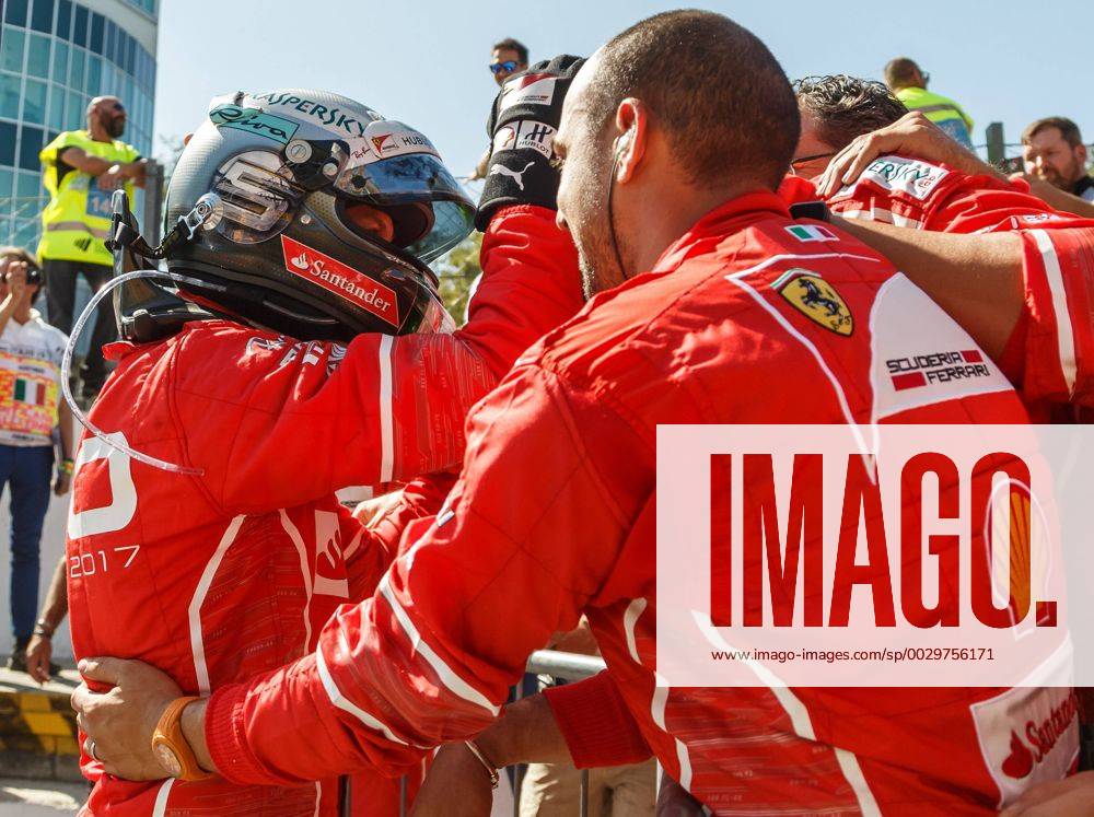 Sebastian Vettel (Scuderia Ferrari) jubelt mit seinem Team, Grosser Preis von Italien 2017, Rennen, Motorsport, Formel 1, 03.09.2017, Monza