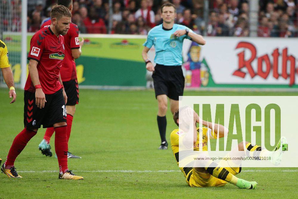- SPORT SC Freiburg-Borussia Dortmund 09.09.2017 Deutschland Fußball Bundesliga Saison 17 18 SC Freiburg-Borussia Dortmund Foto Herbert Rudel Marcel Schmelzer ( Dortmund) verletzt am Boden re. Nach Foul von Yoric Ravet li. ( Freiburg).