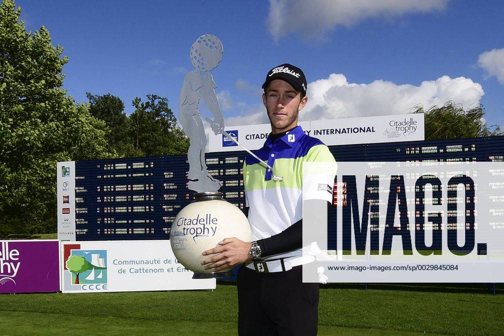 Edgar Catherine (fra) posant avec son trophee du vainqueur GOLF : Citadelle Trophy international - Preisch - 10 09 2017 JBAutissier Panoramic