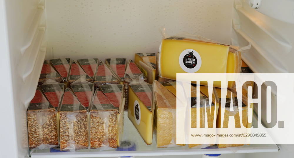 Foto Manuel Geisser 11.07.2023 Schweiz. Milchwirtschaft,Alpwirtschaft. Bild : Urnerboden Milchprodukte. Selbstbedienung Kuehlschrank mit Urnerboden Alpkaese.