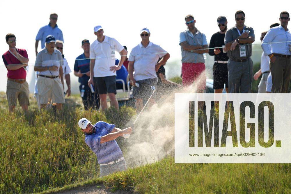 Golf, BMW Championship in Lake Forest LAKE FOREST, IL - SEPTEMBER 14: Marc Leishman hits out of the bunker on the 18th hole during the during the First Round of the BMW Championship on September 14, 2017, at Conway Farms Golf Club, in Lake Forest, IL. (Photo by Patrick Gorski Icon Sportswire) GOLF: SEP 14 PGA Golf Herren - BMW Championship - First Round Icon14091710
