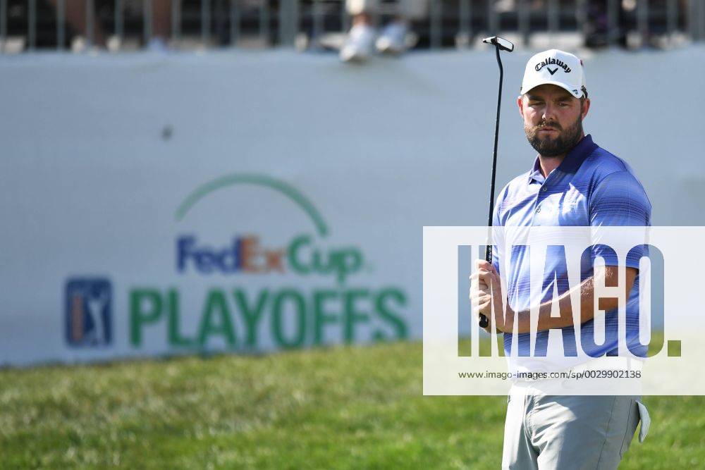 Golf, BMW Championship in Lake Forest LAKE FOREST, IL - SEPTEMBER 14: Marc Leishman watches his putt on the 18th hole during the during the First Round of the BMW Championship on September 14, 2017, at Conway Farms Golf Club, in Lake Forest, IL. (Photo by Patrick Gorski Icon Sportswire) GOLF: SEP 14 PGA Golf Herren - BMW Championship - First Round Icon14091712